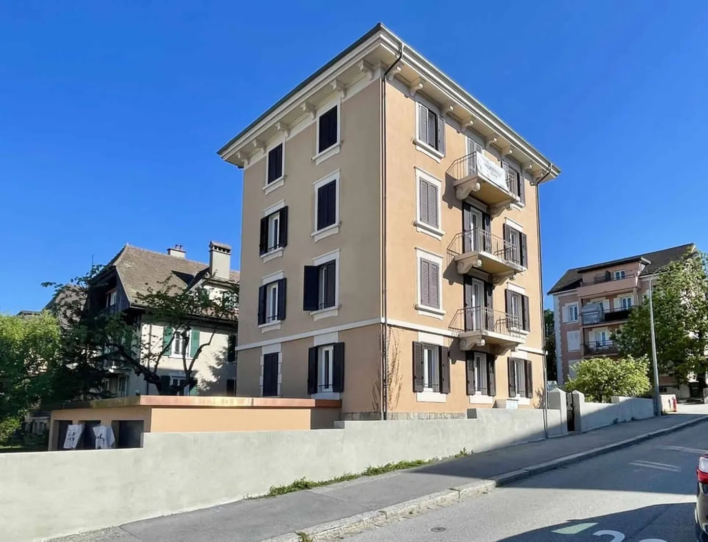 Rental building with 4 apartments and 1 office. - Photo 2 of 9