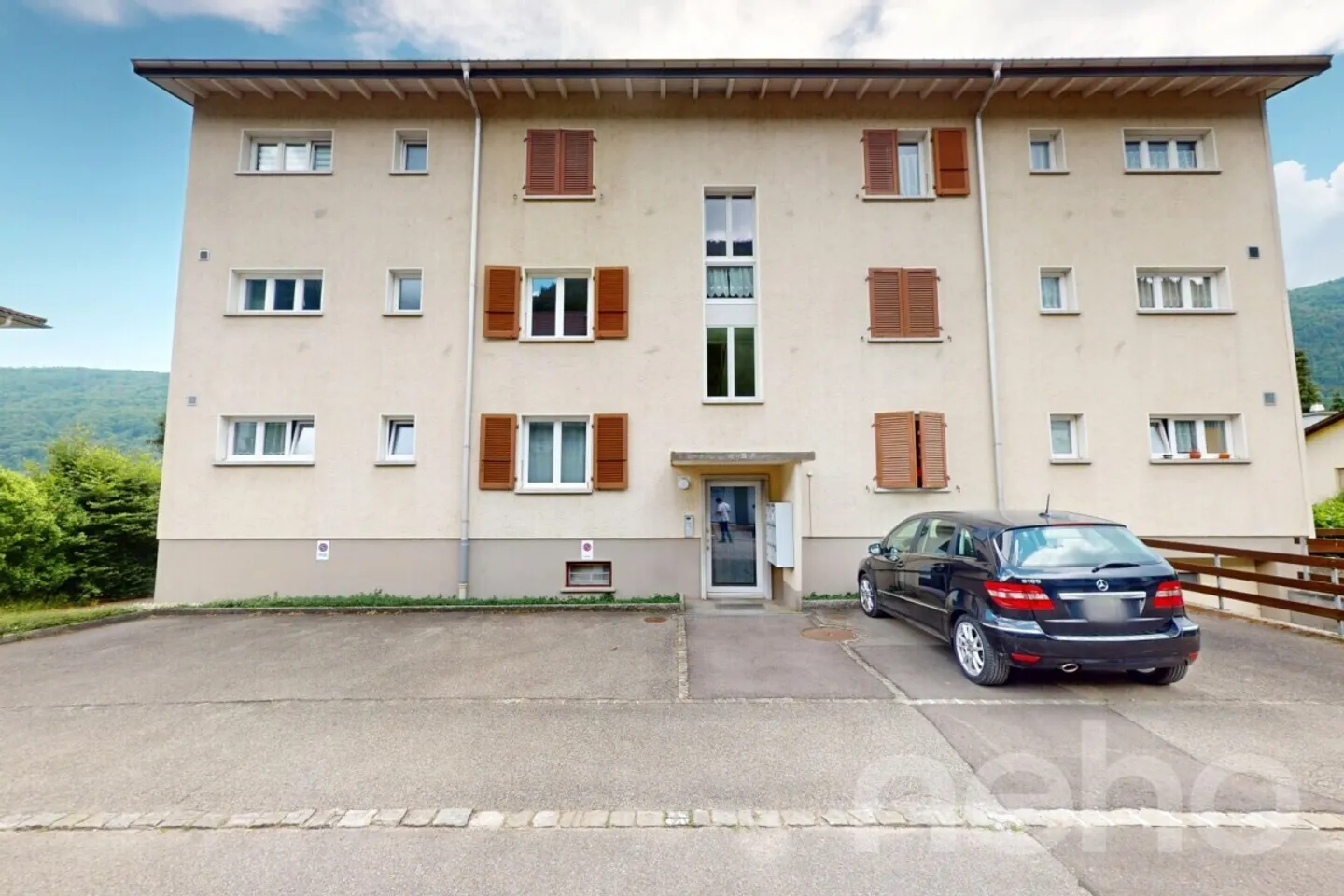 Rental investment building with panoramic mountain views - Photo 2 of 12