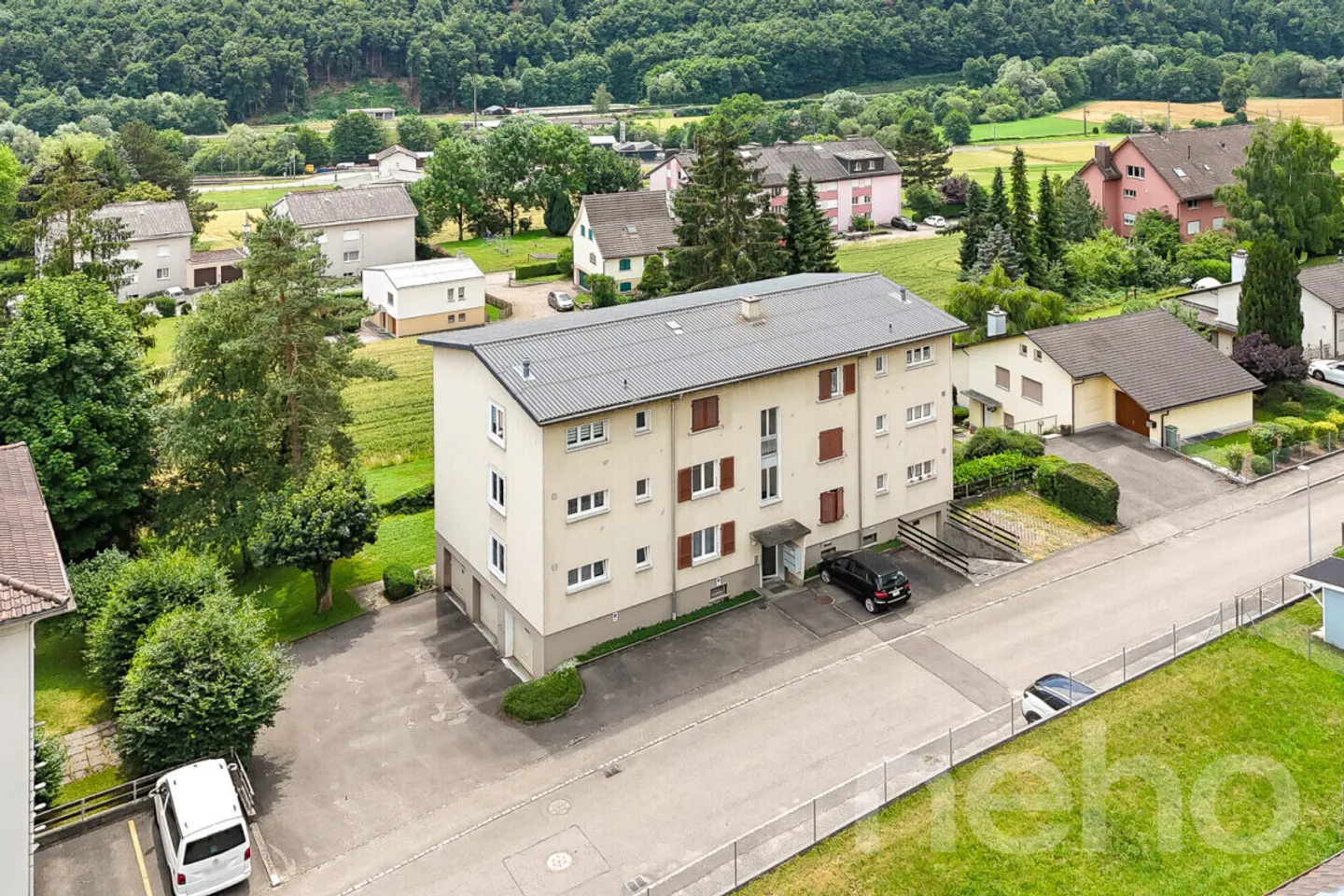 Rental investment building with panoramic mountain views - Photo 3 of 12
