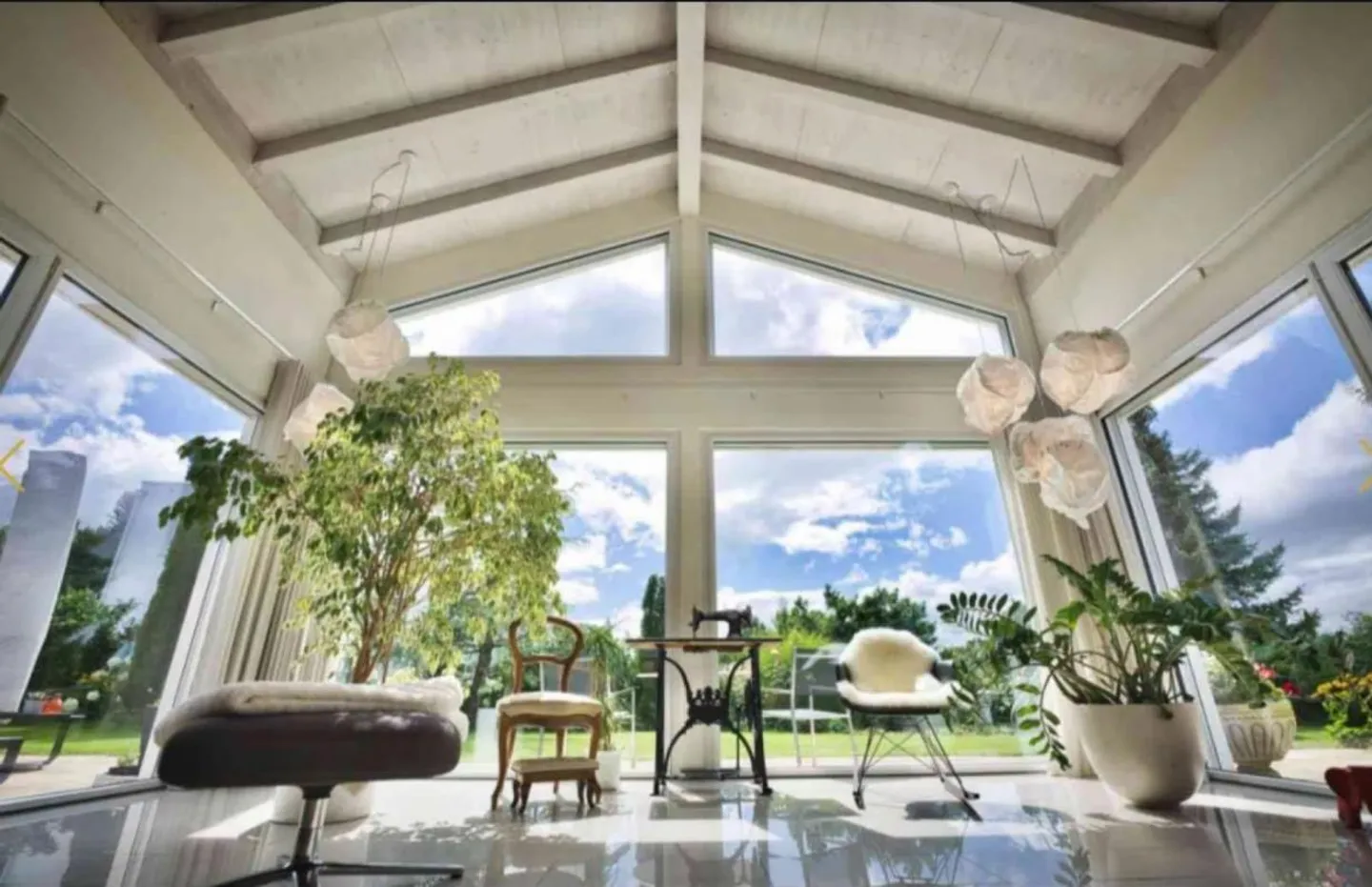 Vivere esclusivo in una villa elegante con giardino fiorito e sole... - Foto 1 di 6