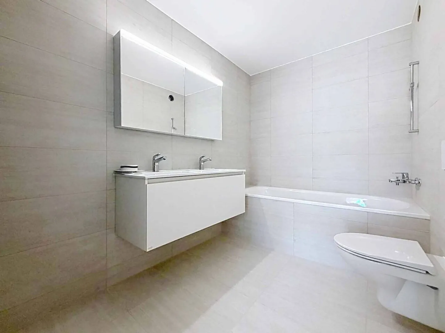 Nuova promozione: appartamento angolare di 4,5 stanze con balcone coperto di 54 m2 - Foto 7 di 13