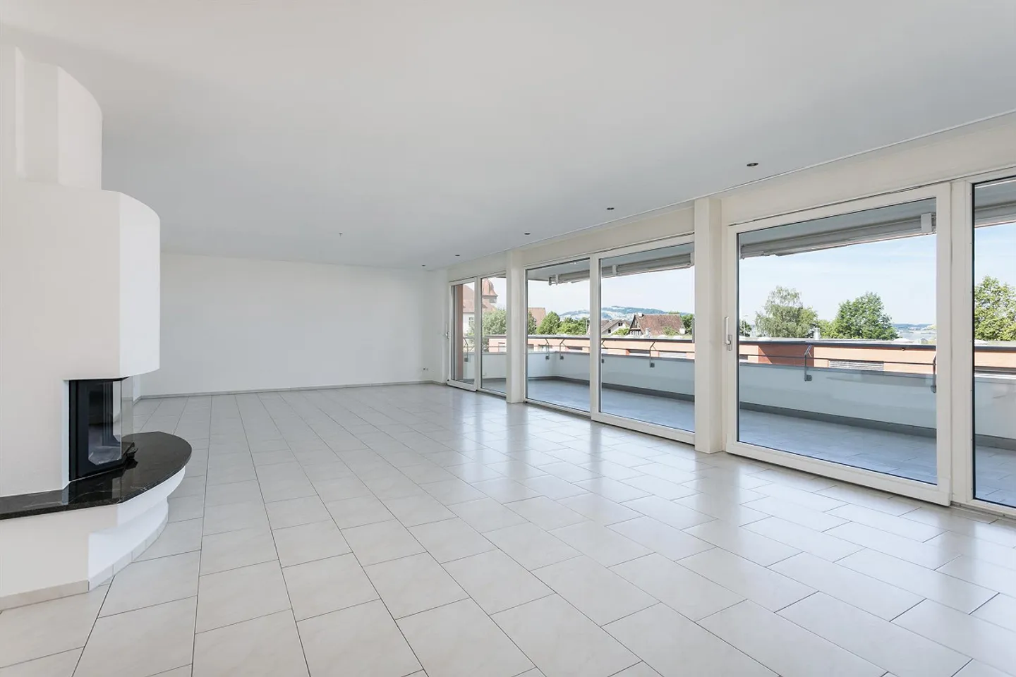 Living with lake view - Photo 4 of 10