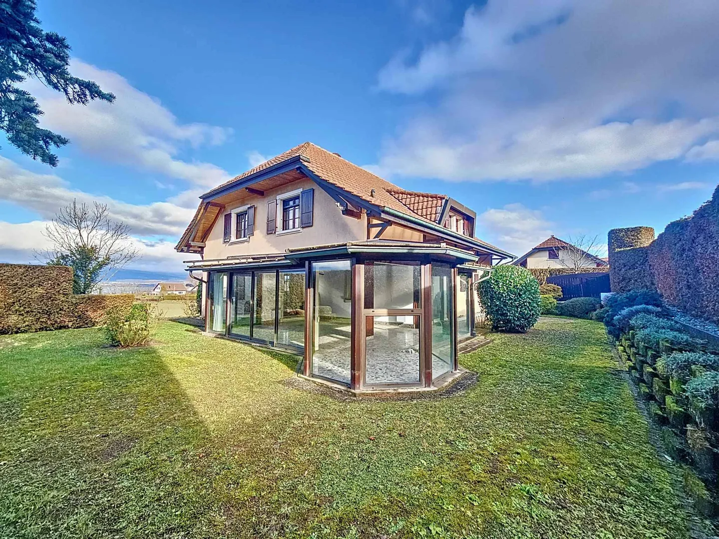 Family home with unobstructed view and large garden - Photo 1 of 13