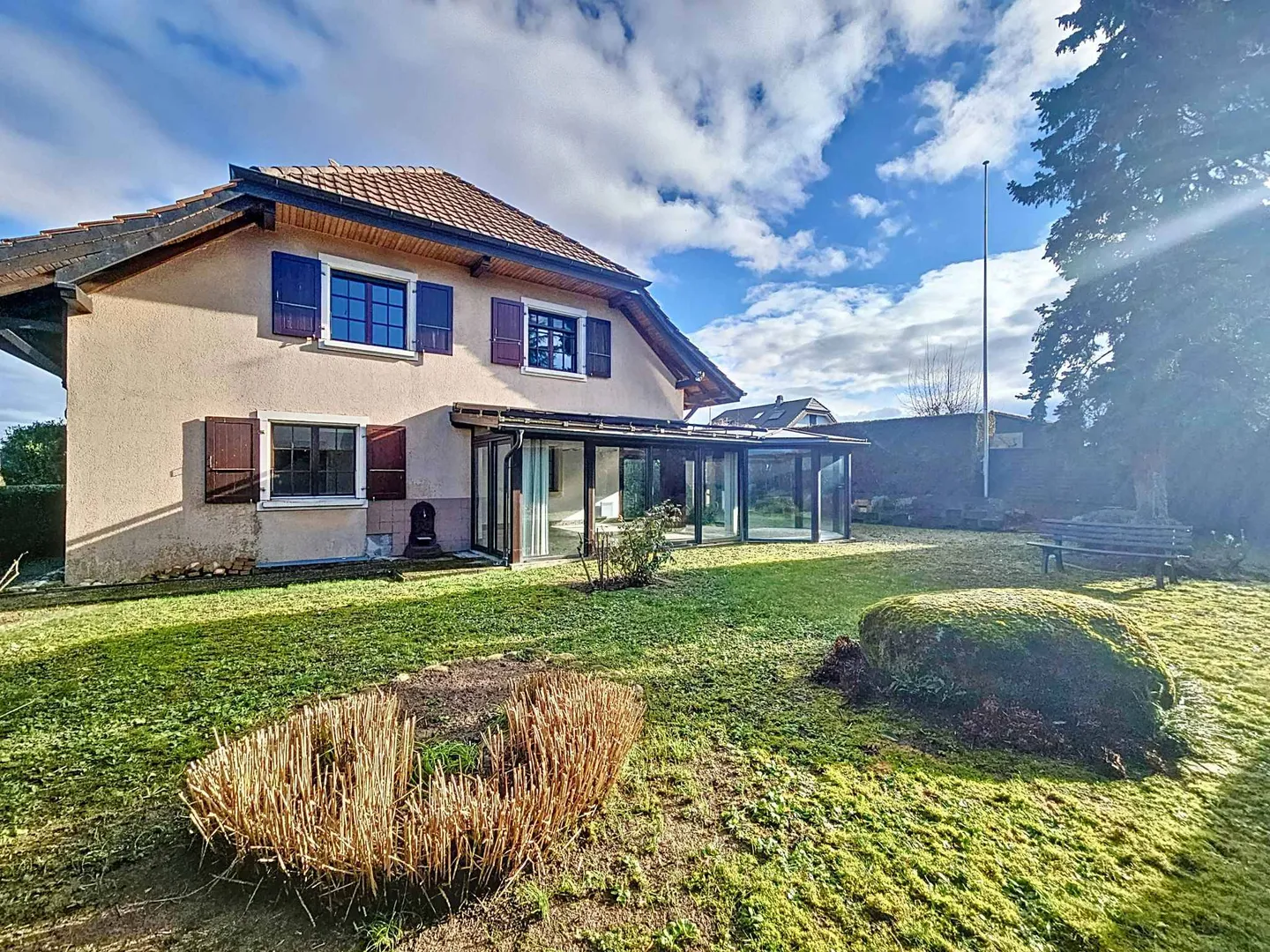 Family home with unobstructed view and large garden - Photo 3 of 13