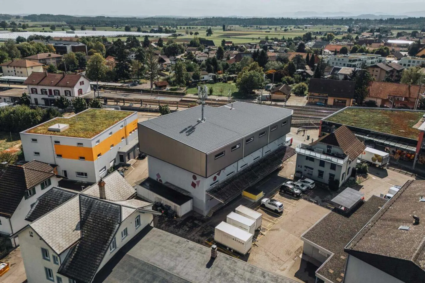 Versatile commercial property with three apartments and good transport links - Photo 2 of 30