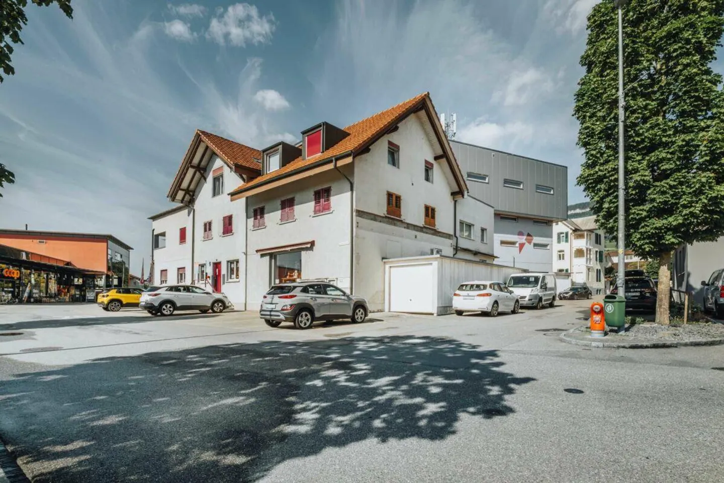Versatile commercial property with three apartments and good transport links - Photo 4 of 30