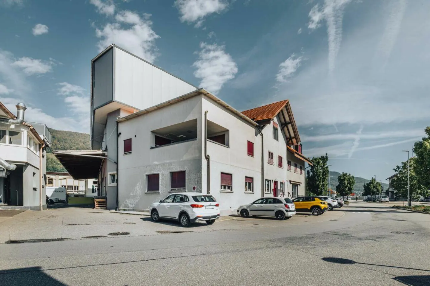 Versatile commercial property with three apartments and good transport links - Photo 6 of 30