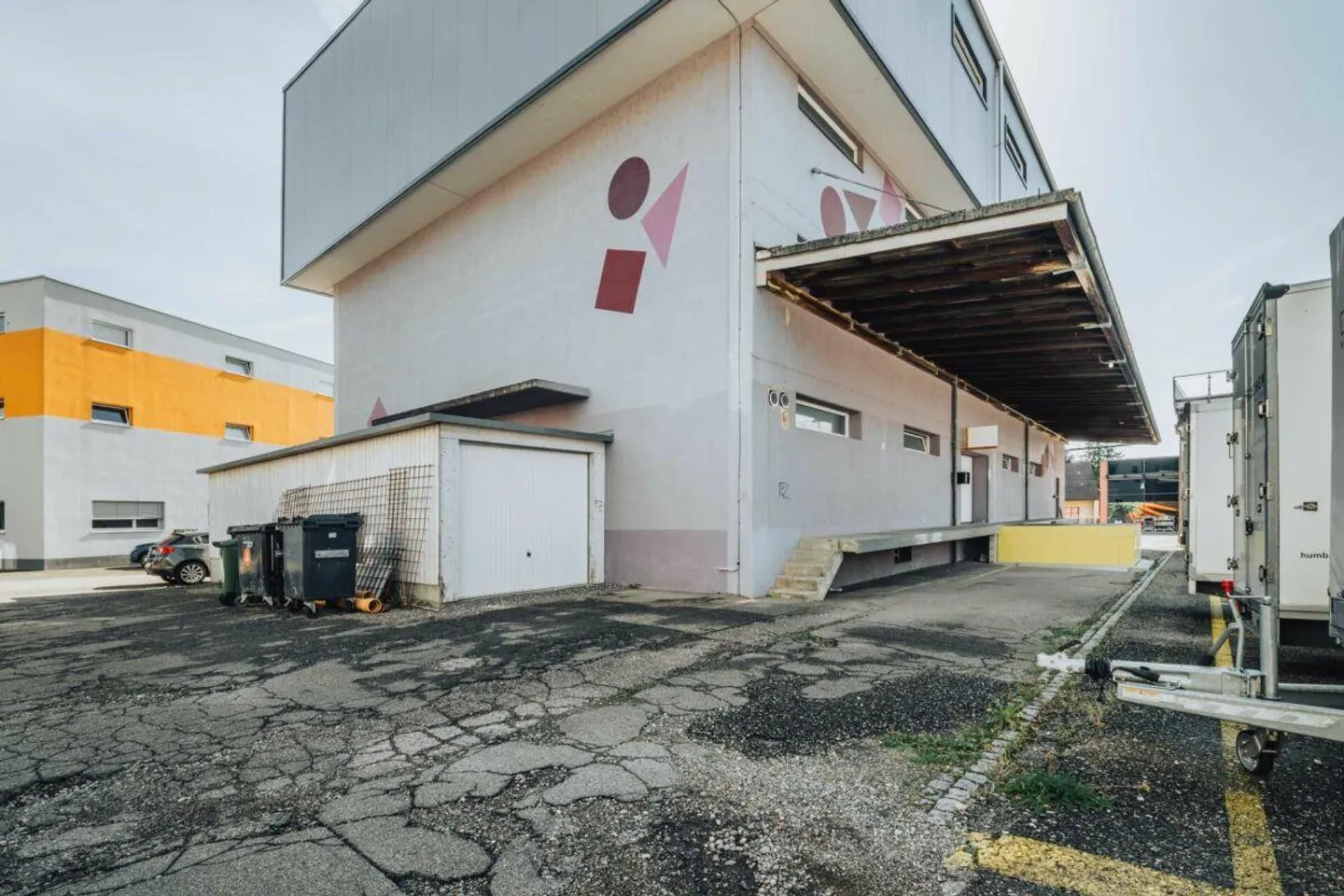 Versatile commercial property with three apartments and good transport links - Photo 7 of 30