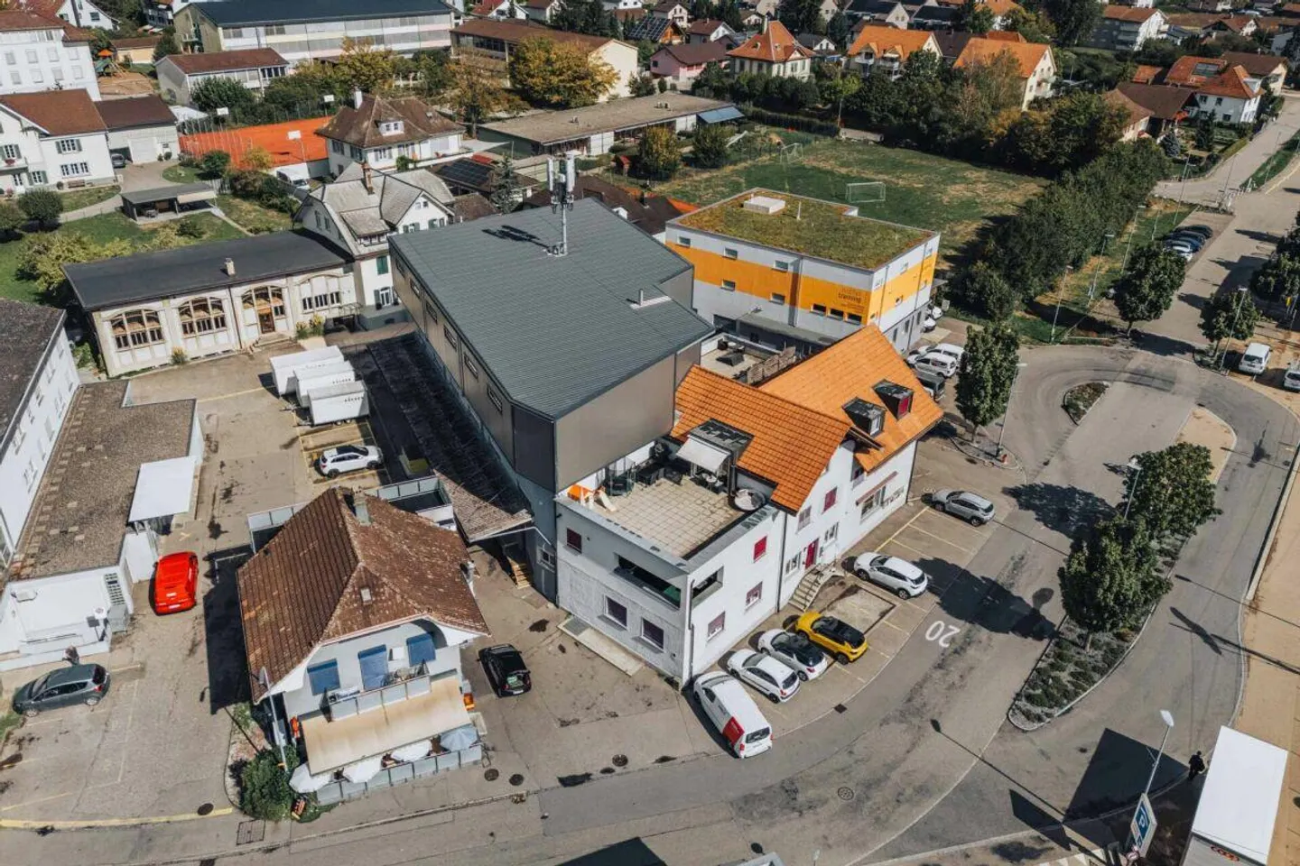 Versatile commercial property with three apartments and good transport links - Photo 9 of 30