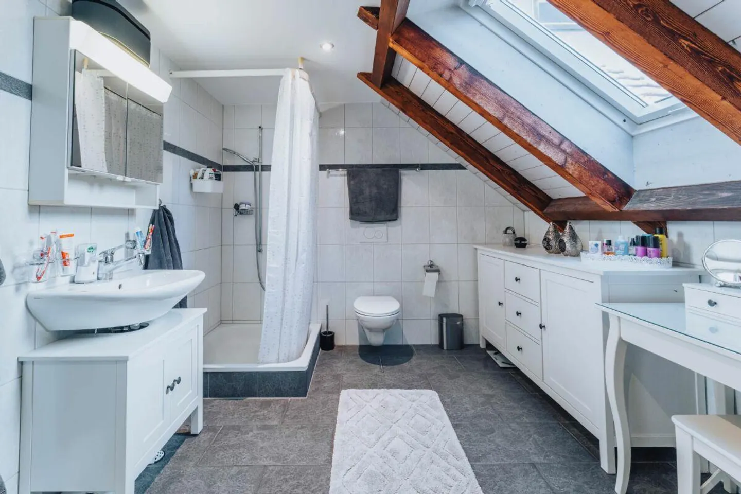 Versatile commercial property with three apartments and good transport links - Photo 17 of 30