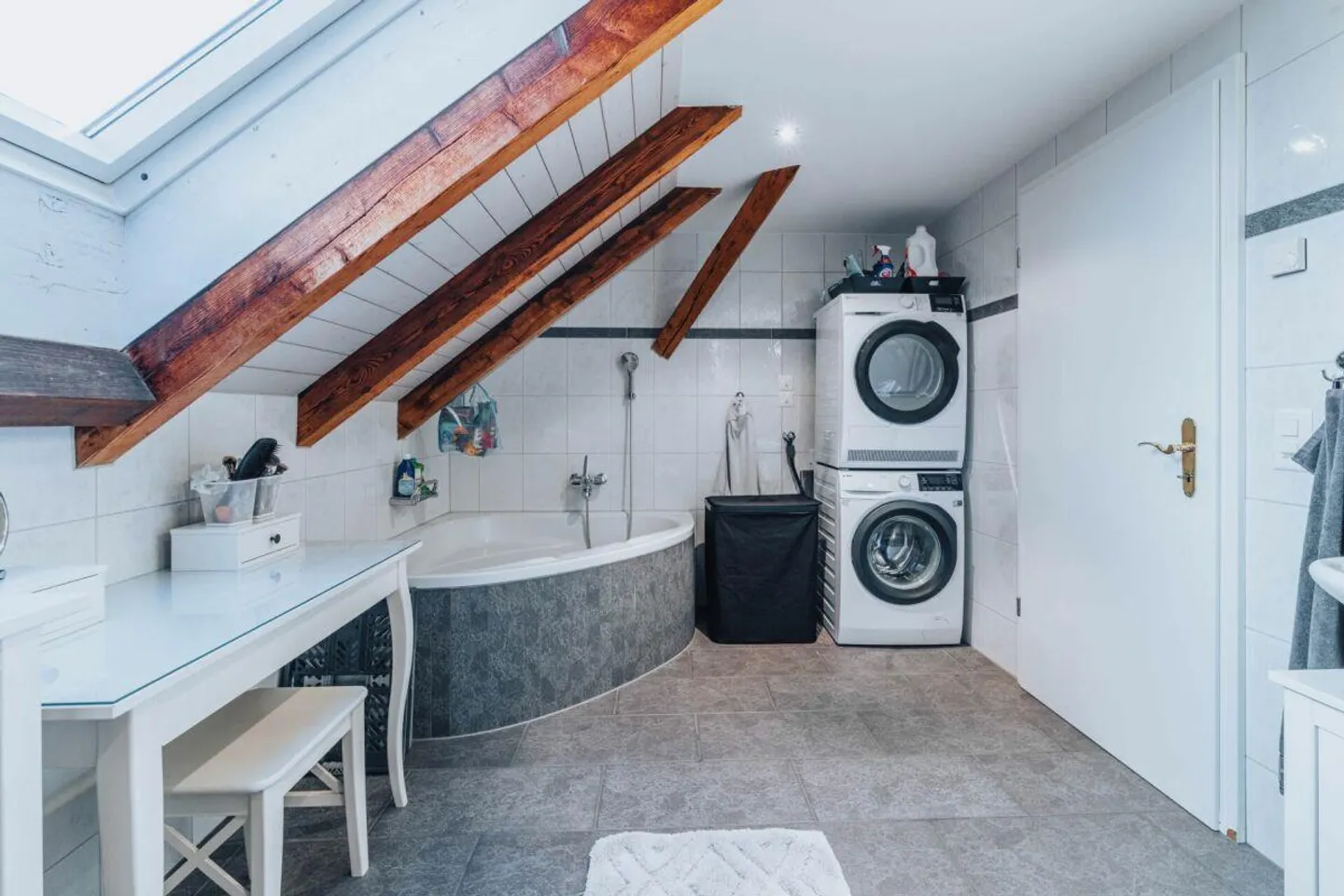 Versatile commercial property with three apartments and good transport links - Photo 18 of 30
