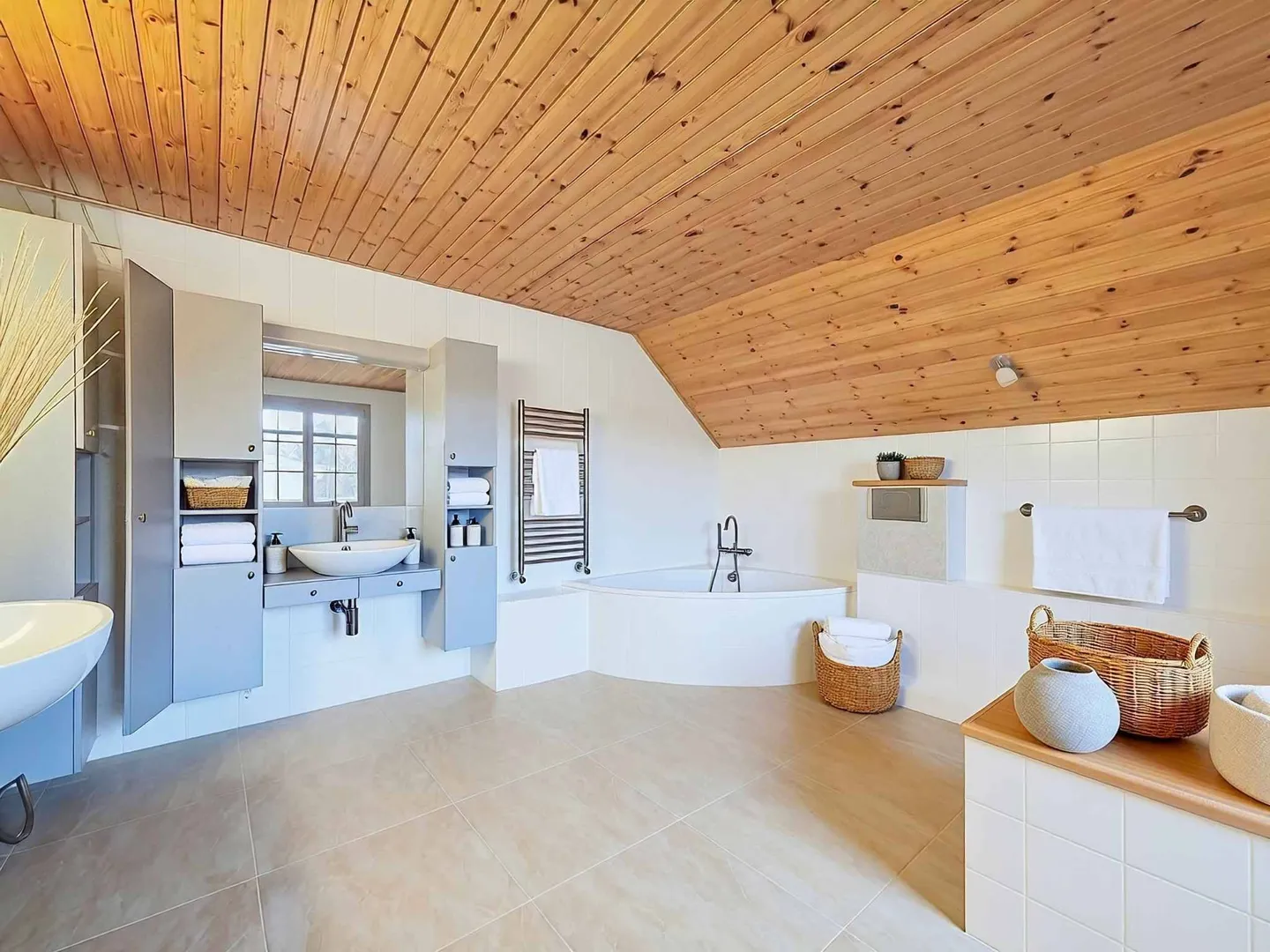 Family home with unobstructed view and large garden - Photo 11 of 13