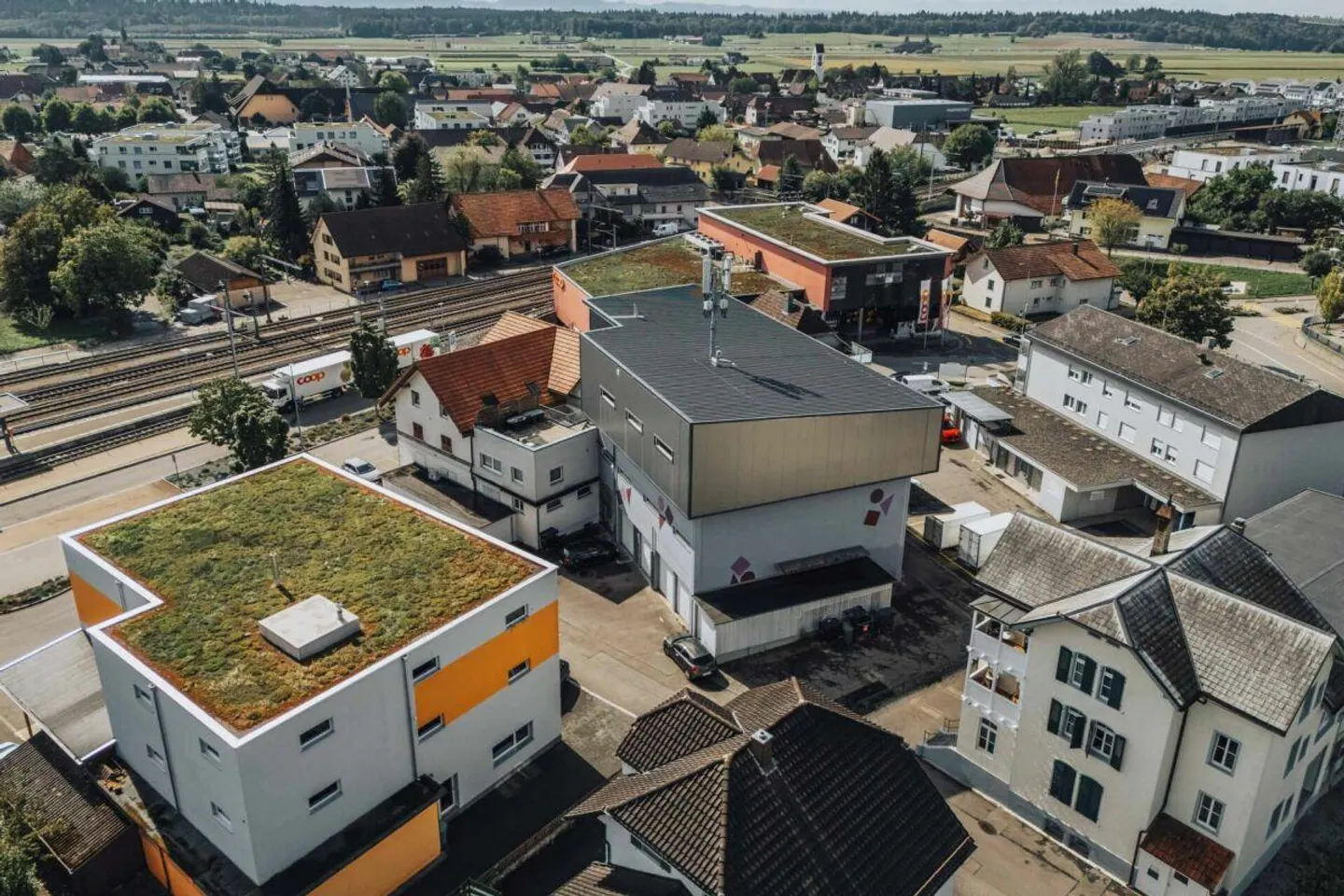 Versatile commercial property with three apartments and good transport links - Photo 11 of 30