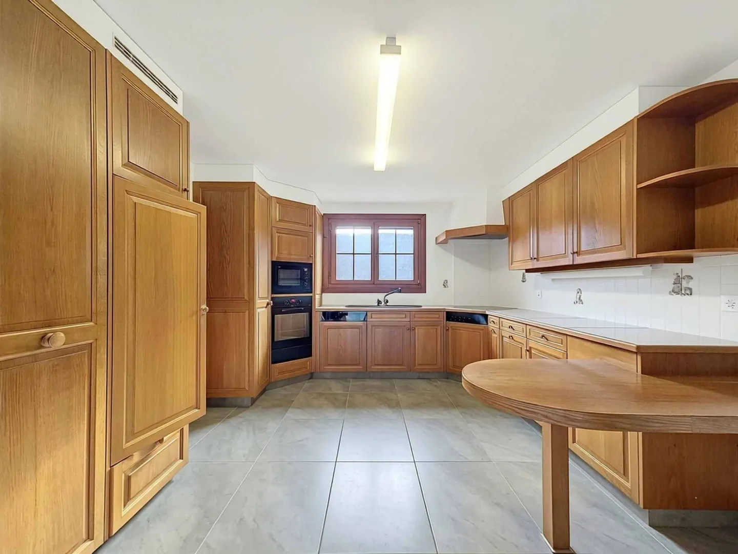 Family home with unobstructed view and large garden - Photo 4 of 13