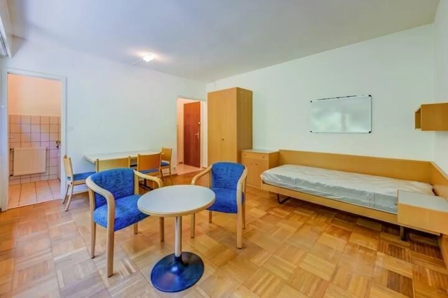 Furnished studio with private terrace close to the city center - Photo 3 of 3