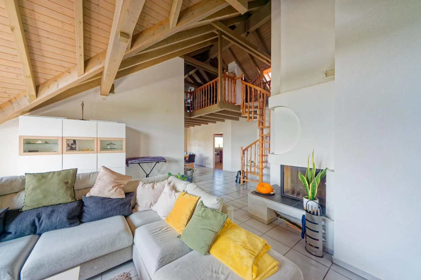 6.5 Room Maisonette with Large Terrace and 2 Parking Spaces (Underground Garage) - Photo 3 of 26