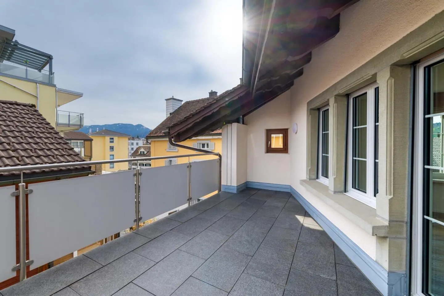 Einsiedeln : appartement en duplex fraîchement rénové dans la vieille ville - Photo 4 sur 5