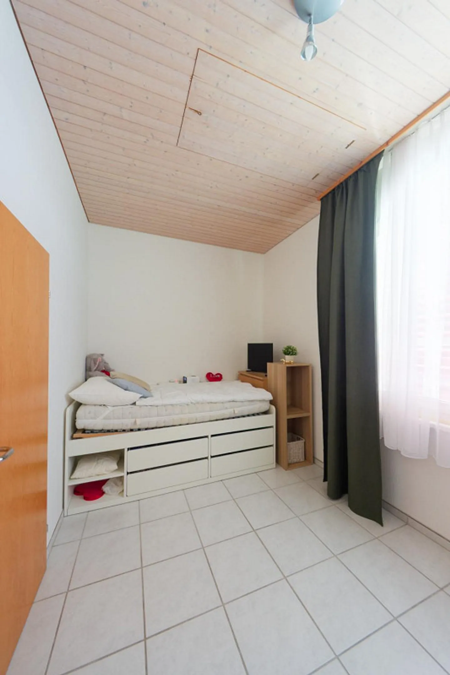 6.5 Room Maisonette with Large Terrace and 2 Parking Spaces (Underground Garage) - Photo 7 of 26