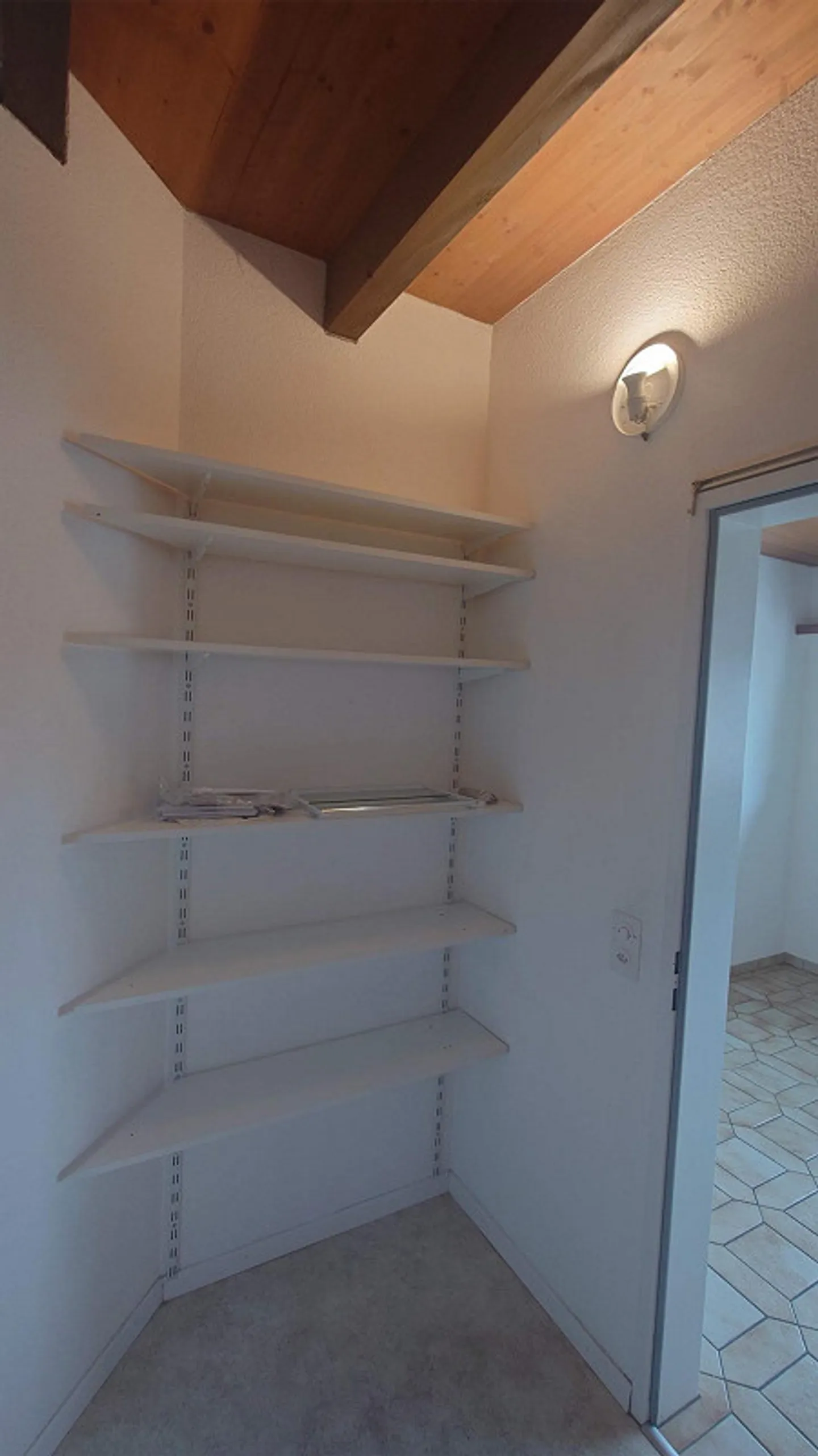 6.5 Room Maisonette with Large Terrace and 2 Parking Spaces (Underground Garage) - Photo 17 of 26