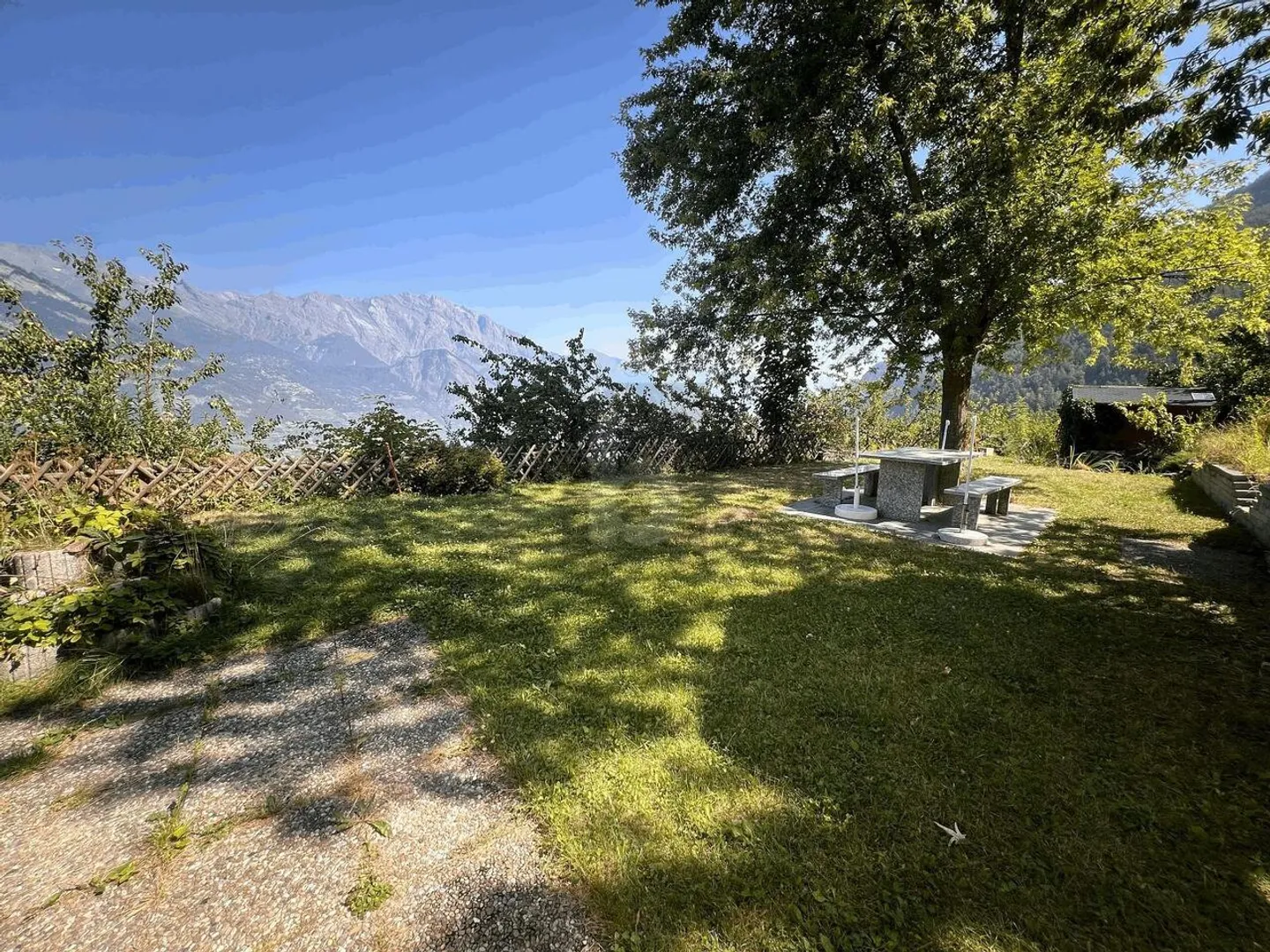 MAGNIFIQUE MAYEN AU DESSUS DE SAXON - Photo 1 sur 6