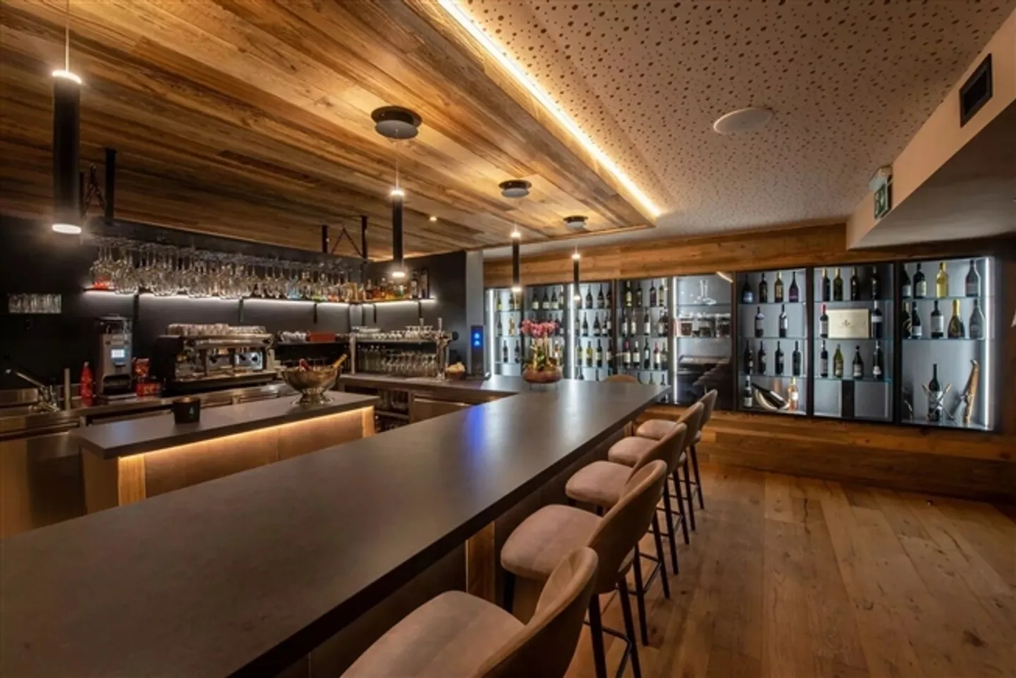 In the Heart of the Resort, Warm and Cozy Atmosphere - Photo 4 of 11