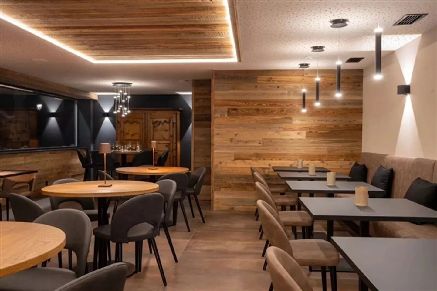 In the Heart of the Resort, Warm and Cozy Atmosphere - Photo 7 of 11