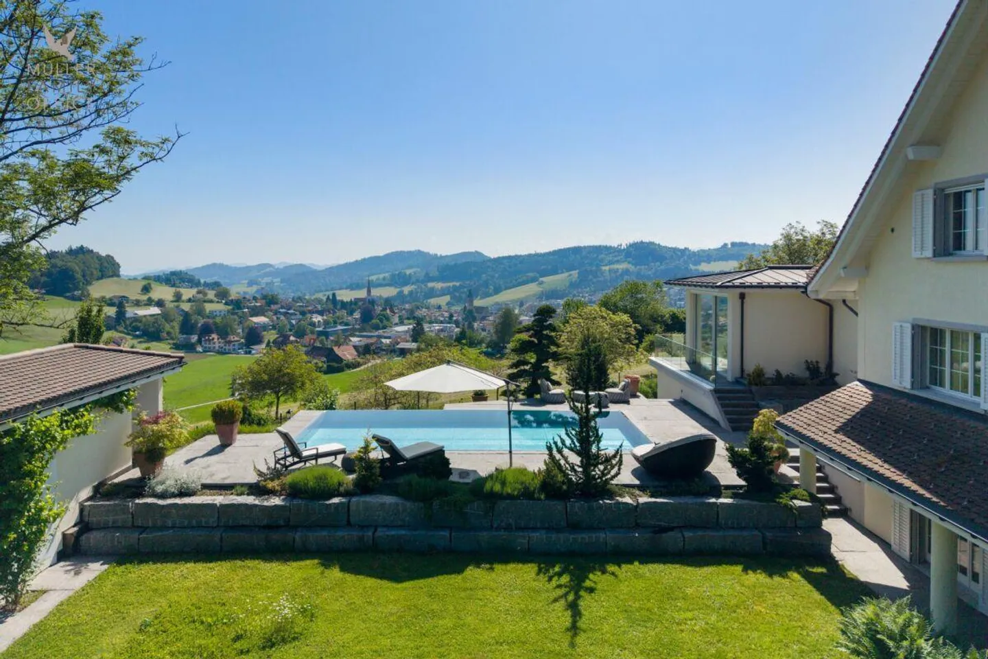Luxurious panoramic villa with outdoor pool, wellness oasis and fantastic views - Photo 3 of 12