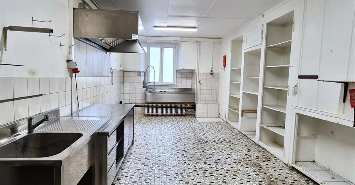 Mixed-use building for rent - Photo 1 of 13