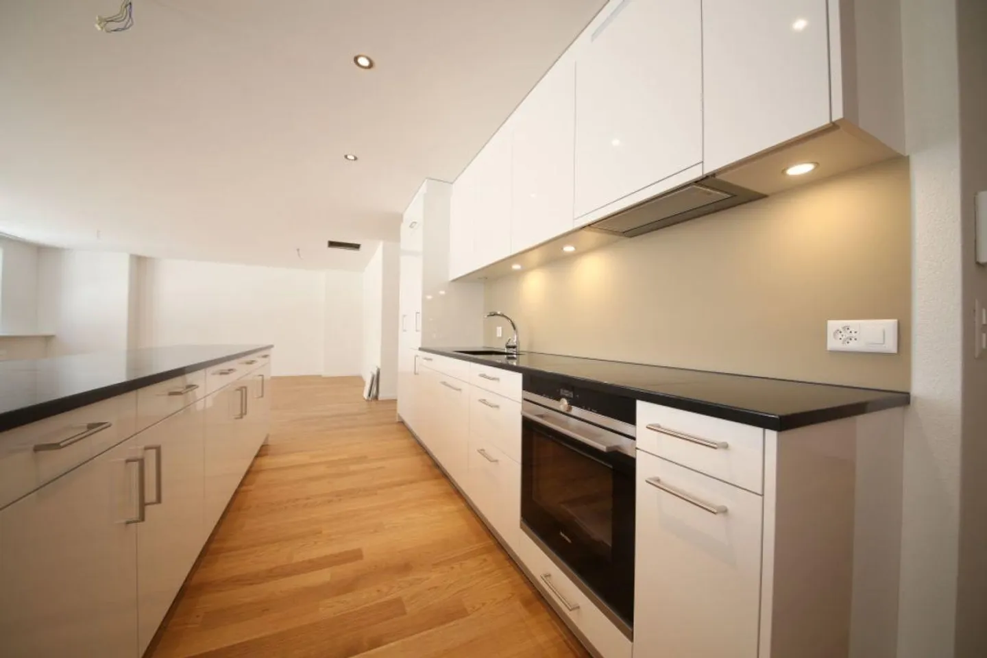 Spacious 3.5 Room Apartment - Photo 3 of 12