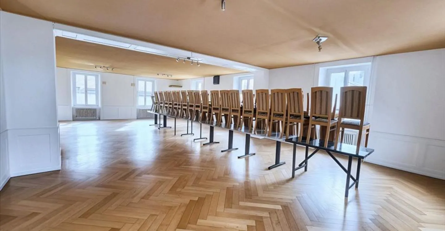 Mixed-use building for rent - Photo 2 of 13