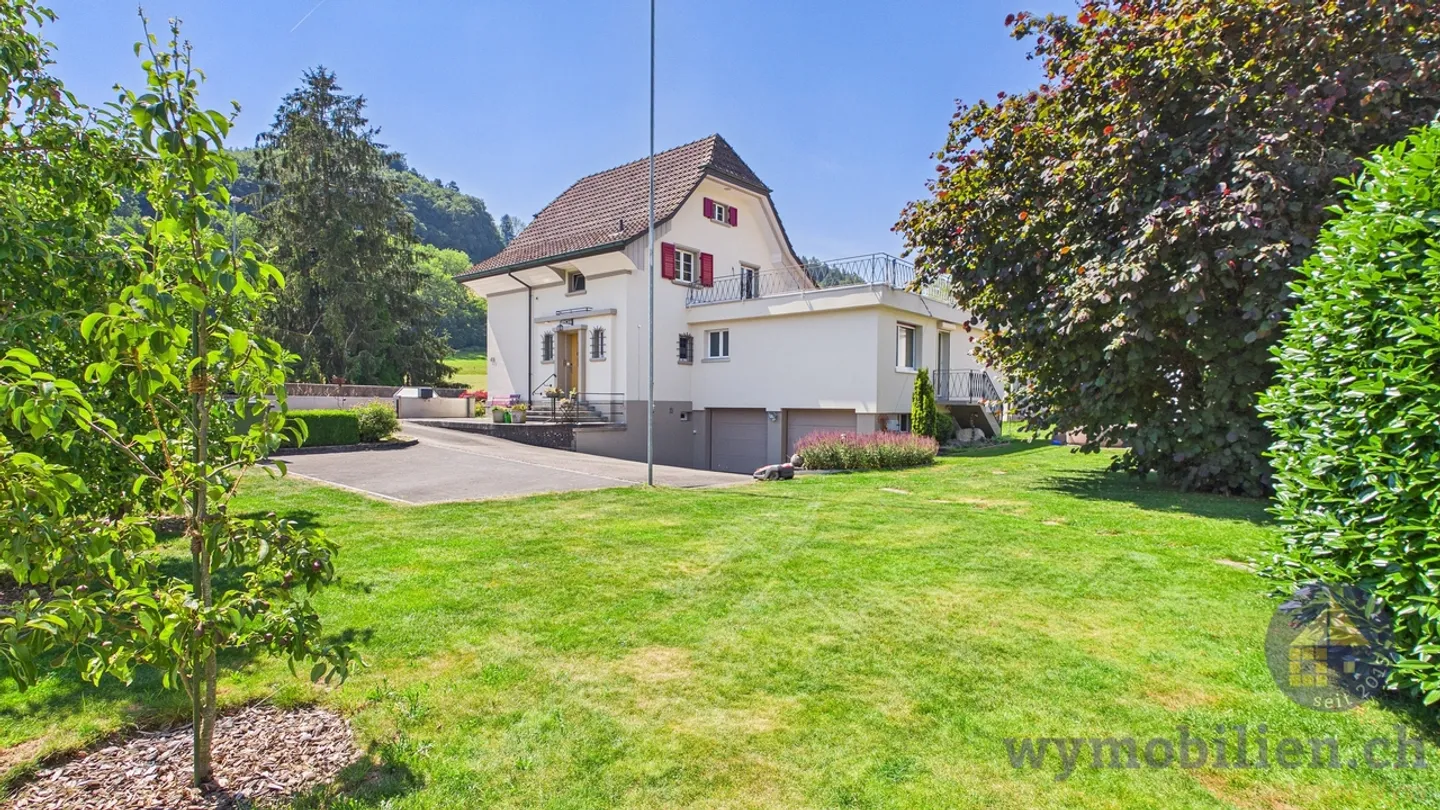 House on large plot (1112m2) and XXL garage - Photo 1 of 11