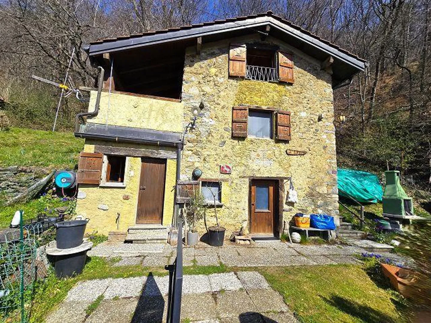 rustico di 3 loc. piccolo terreno molto soleggiata, tranquilla, con bella vista - Foto 1 di 32