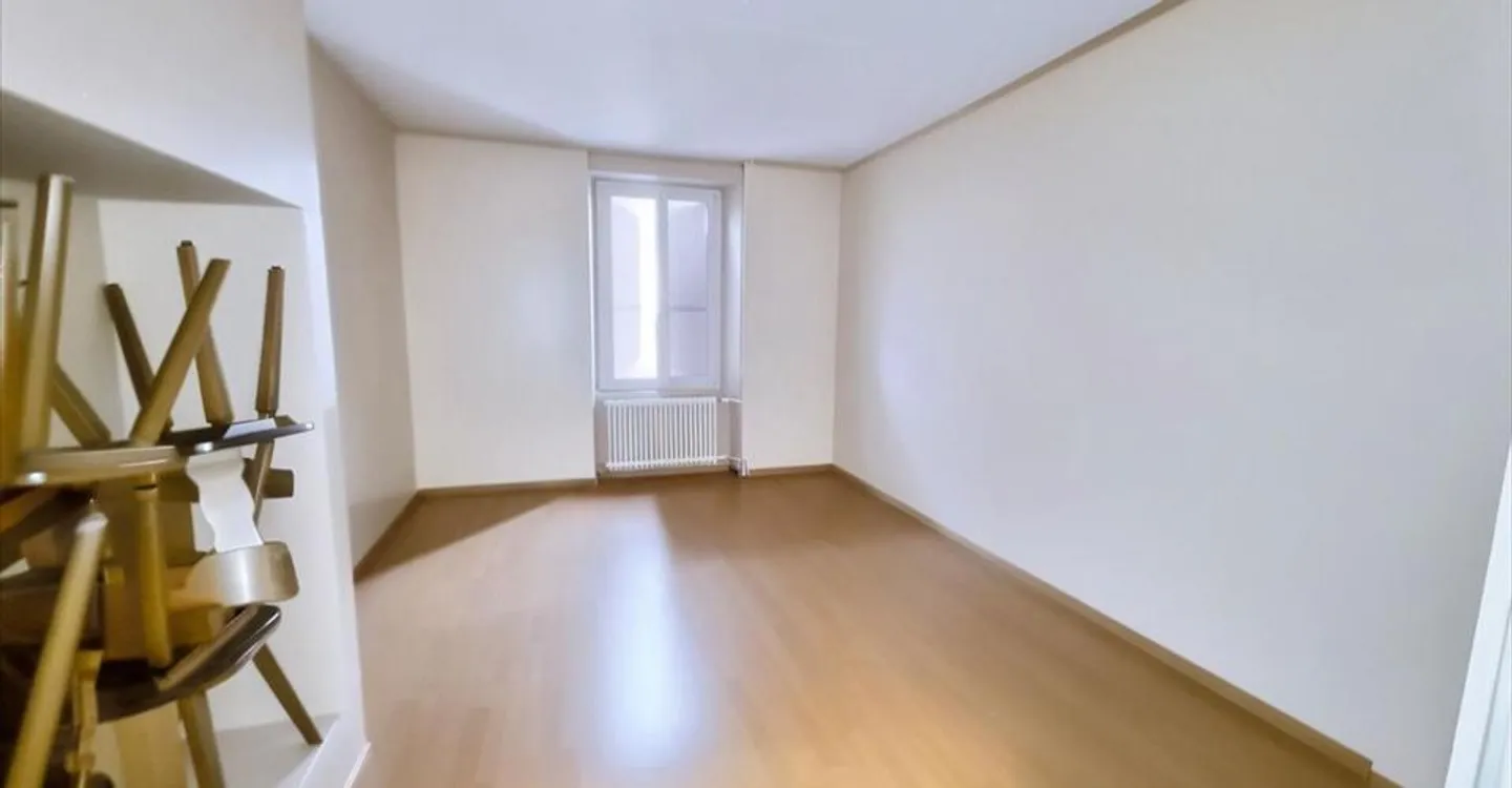 Mixed-use building for rent - Photo 4 of 13