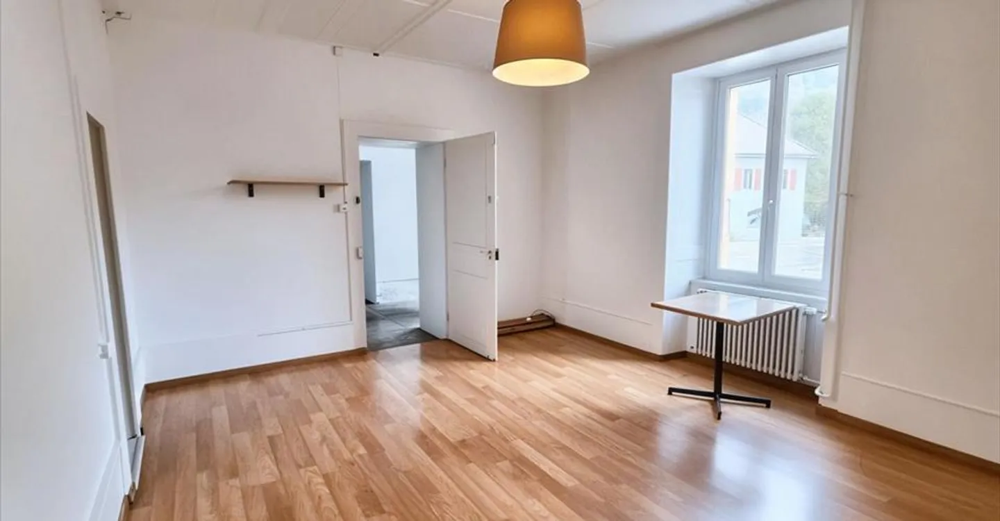 Mixed-use building for rent - Photo 5 of 13