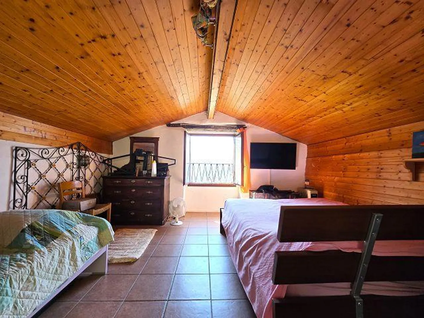 rustico di 3 loc. piccolo terreno molto soleggiata, tranquilla, con bella vista - Foto 9 di 32