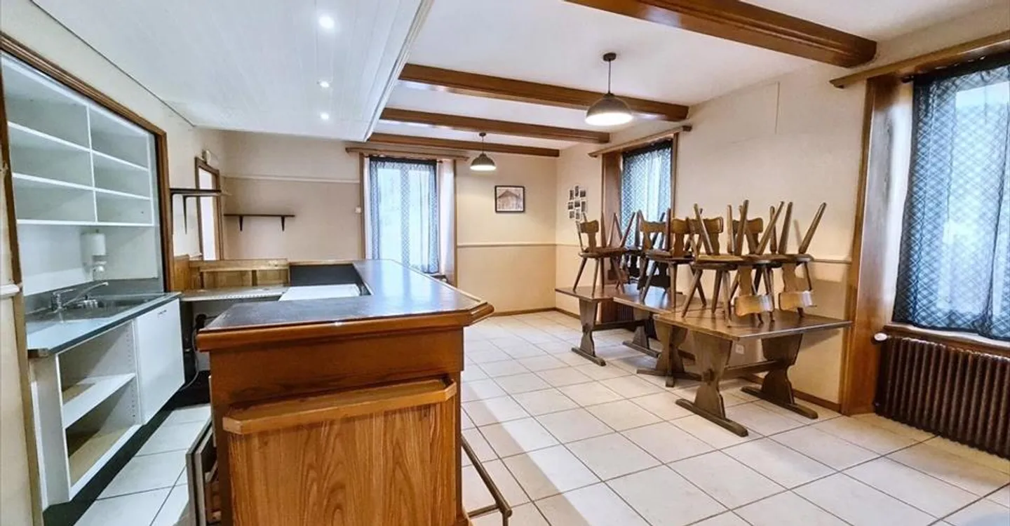 Mixed-use building for rent - Photo 6 of 13