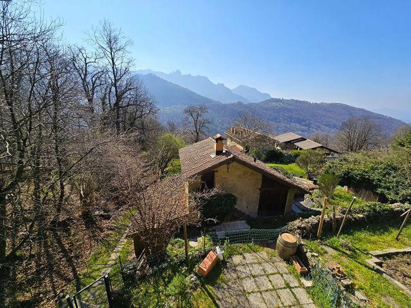 rustico di 3 loc. piccolo terreno molto soleggiata, tranquilla, con bella vista - Foto 17 di 32