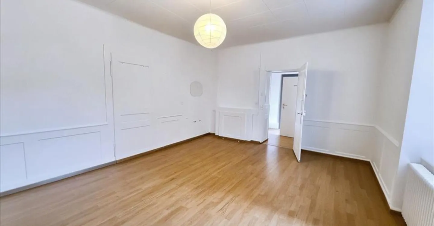 Mixed-use building for rent - Photo 9 of 13