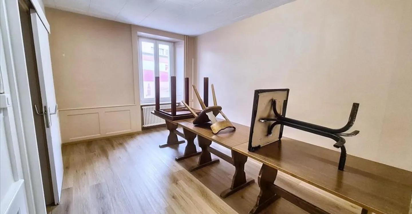 Mixed-use building for rent - Photo 10 of 13