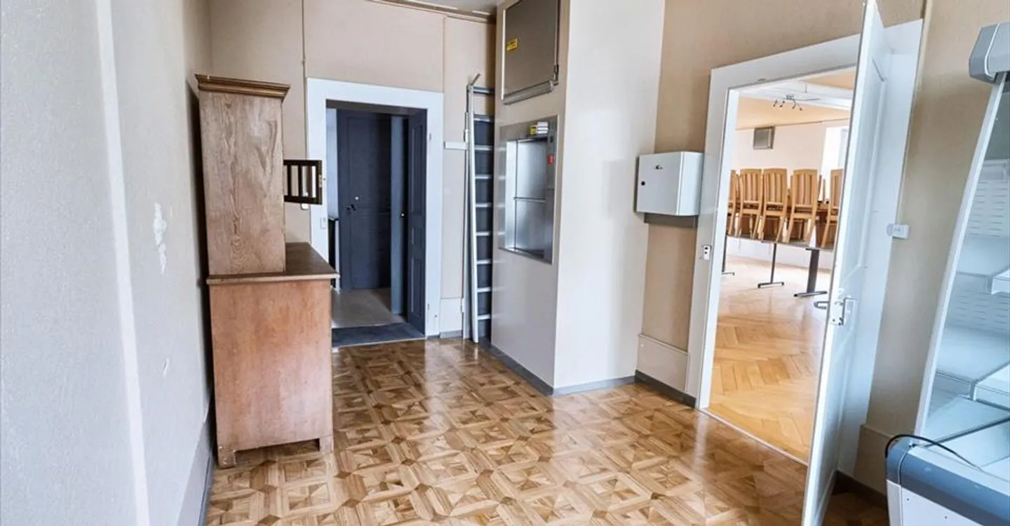 Mixed-use building for rent - Photo 11 of 13