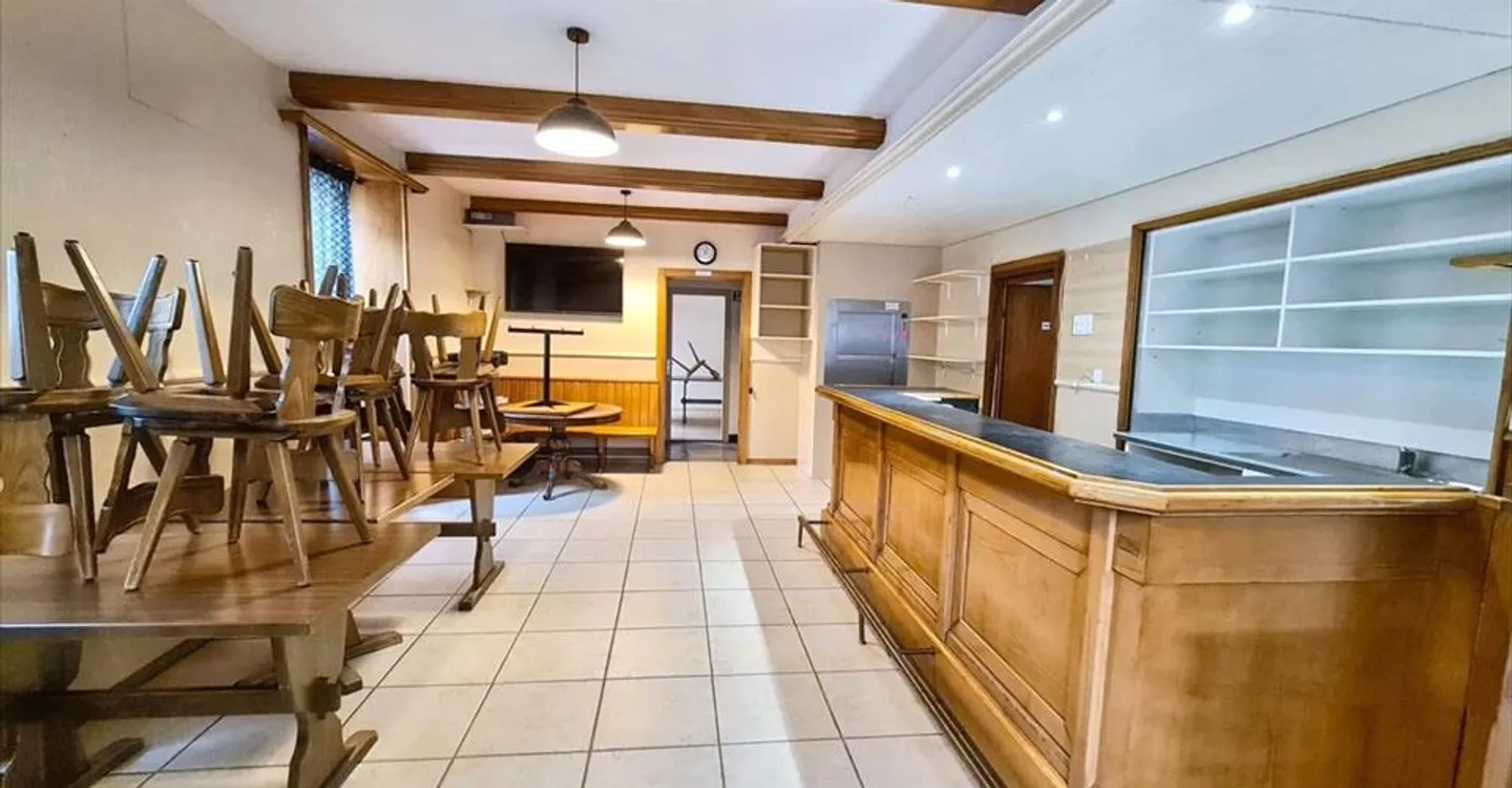 Mixed-use building for rent - Photo 12 of 13