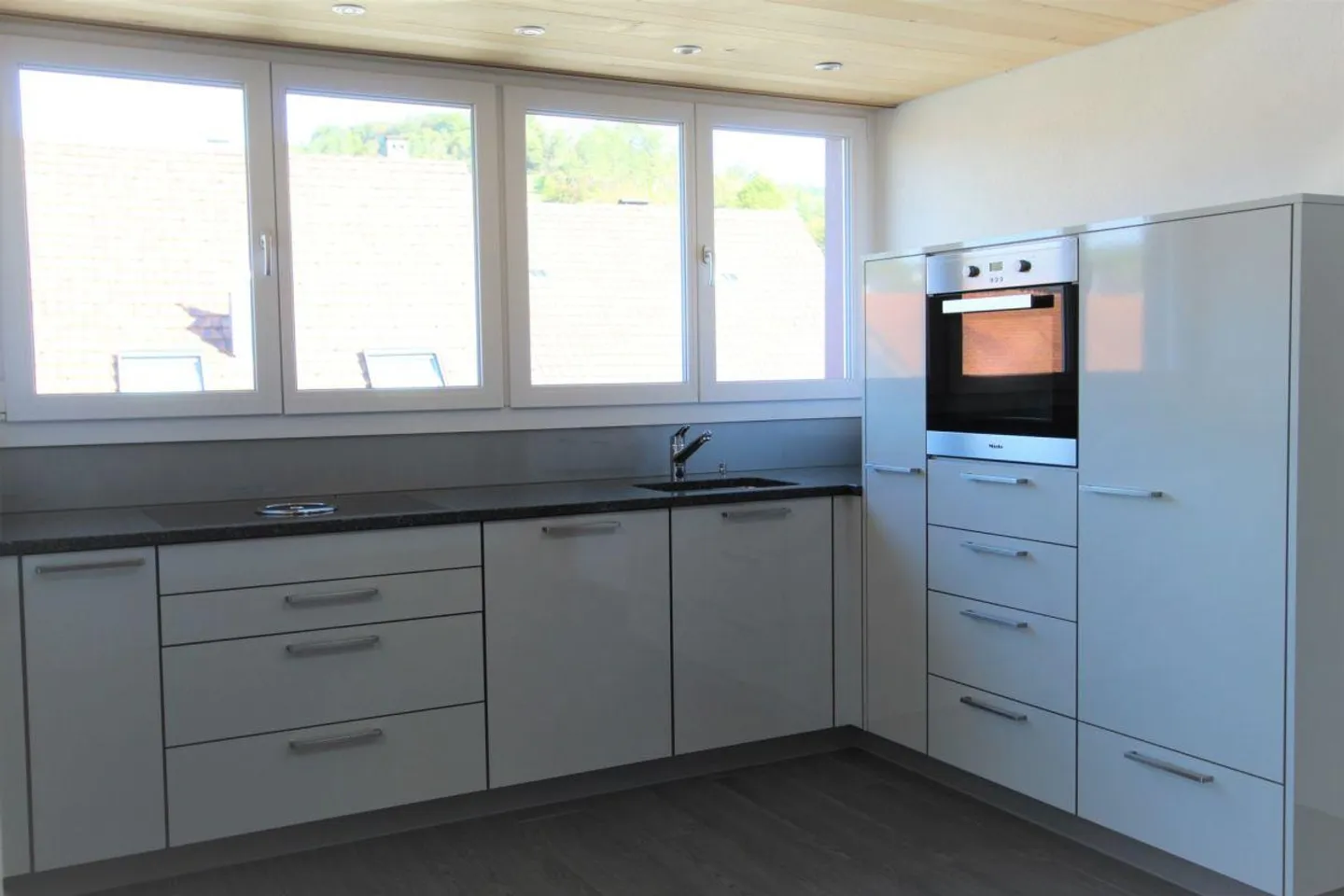 Appartamento moderno con balcone - Foto 2 di 12