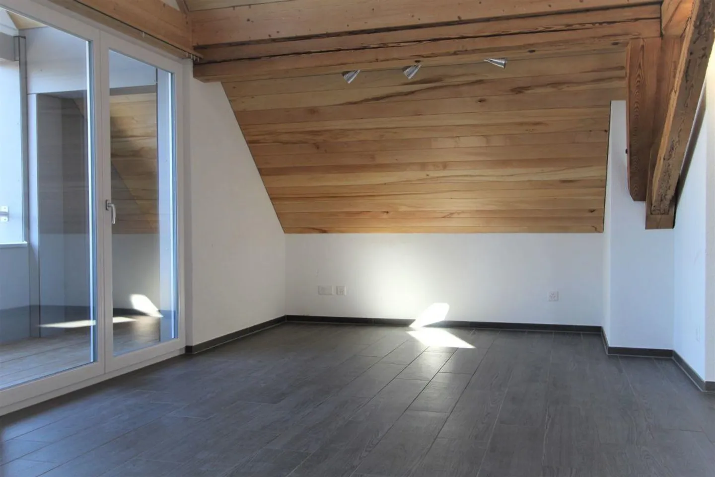 Appartamento moderno con balcone - Foto 4 di 12