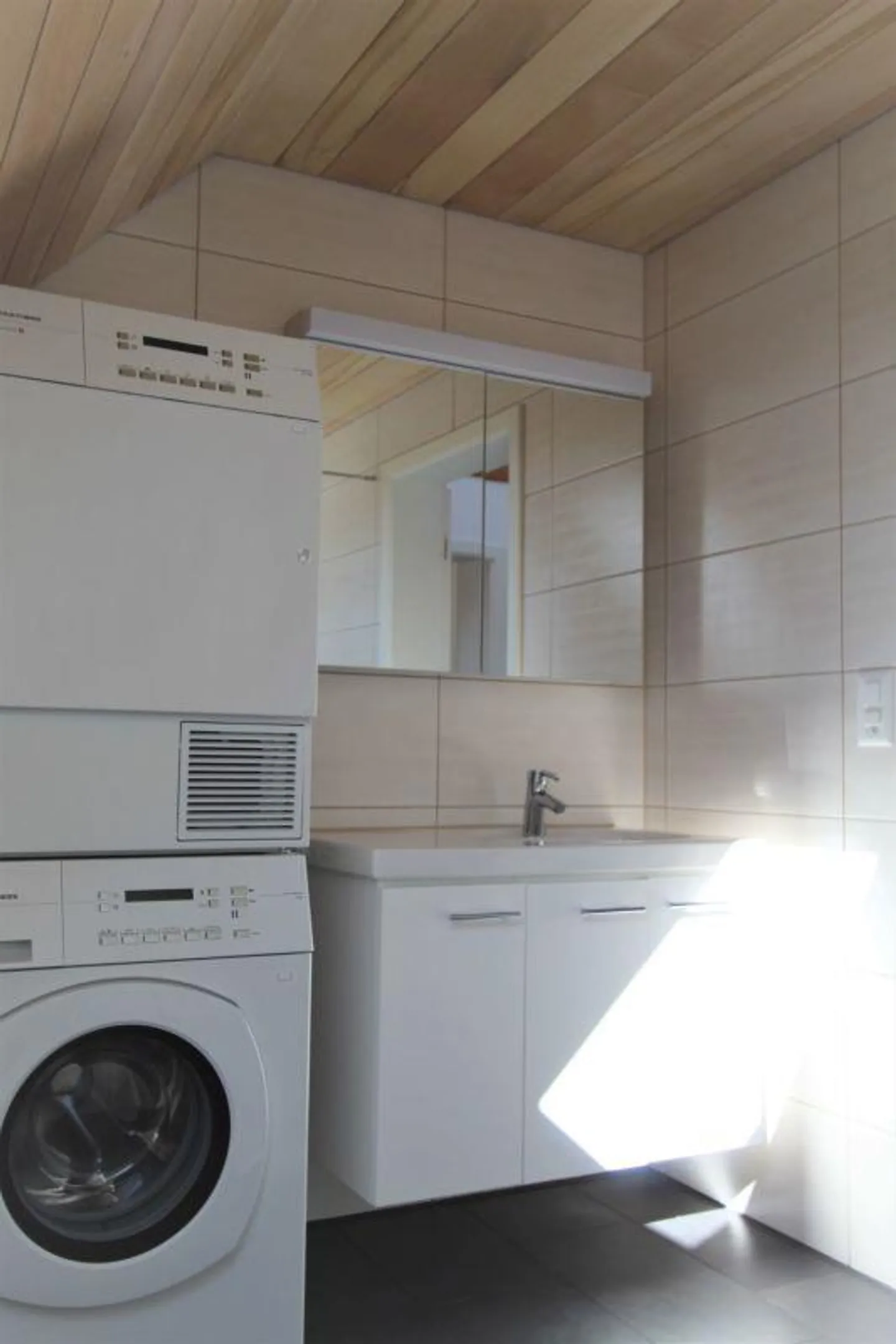 Appartamento moderno con balcone - Foto 5 di 12