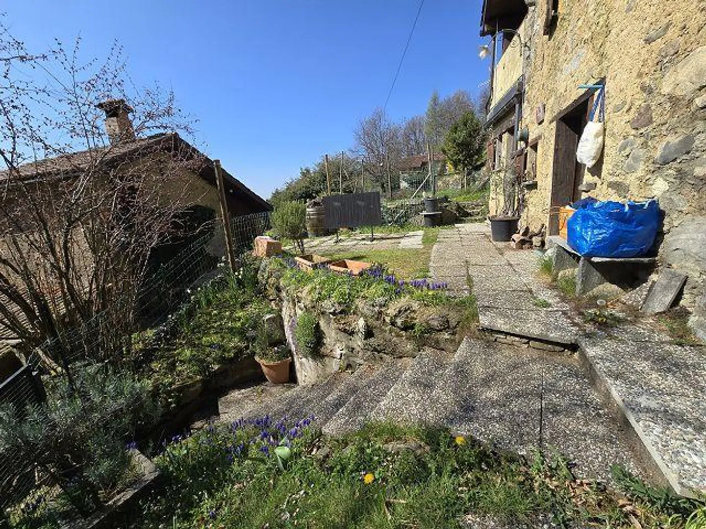 rustico di 3 loc. piccolo terreno molto soleggiata, tranquilla, con bella vista - Foto 24 di 32