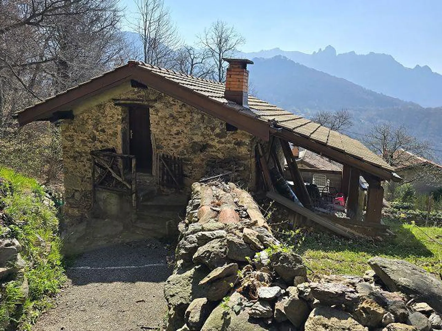 rustico di 3 loc. piccolo terreno molto soleggiata, tranquilla, con bella vista - Foto 29 di 32