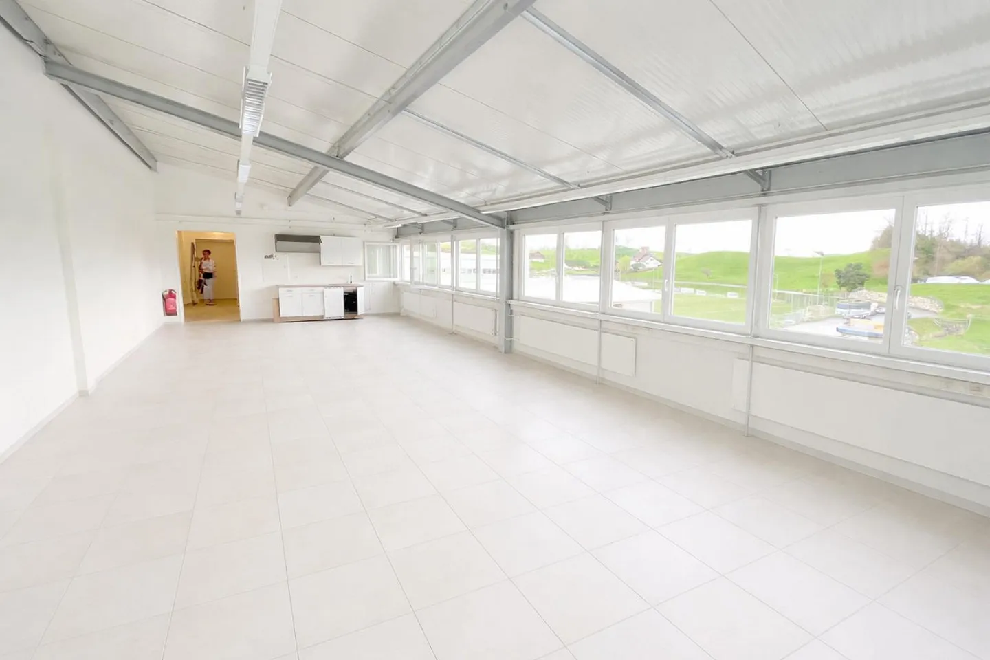 Air-conditioned commercial/office/studio - 70m2 in Weggis [DG-G1] - Photo 2 of 7