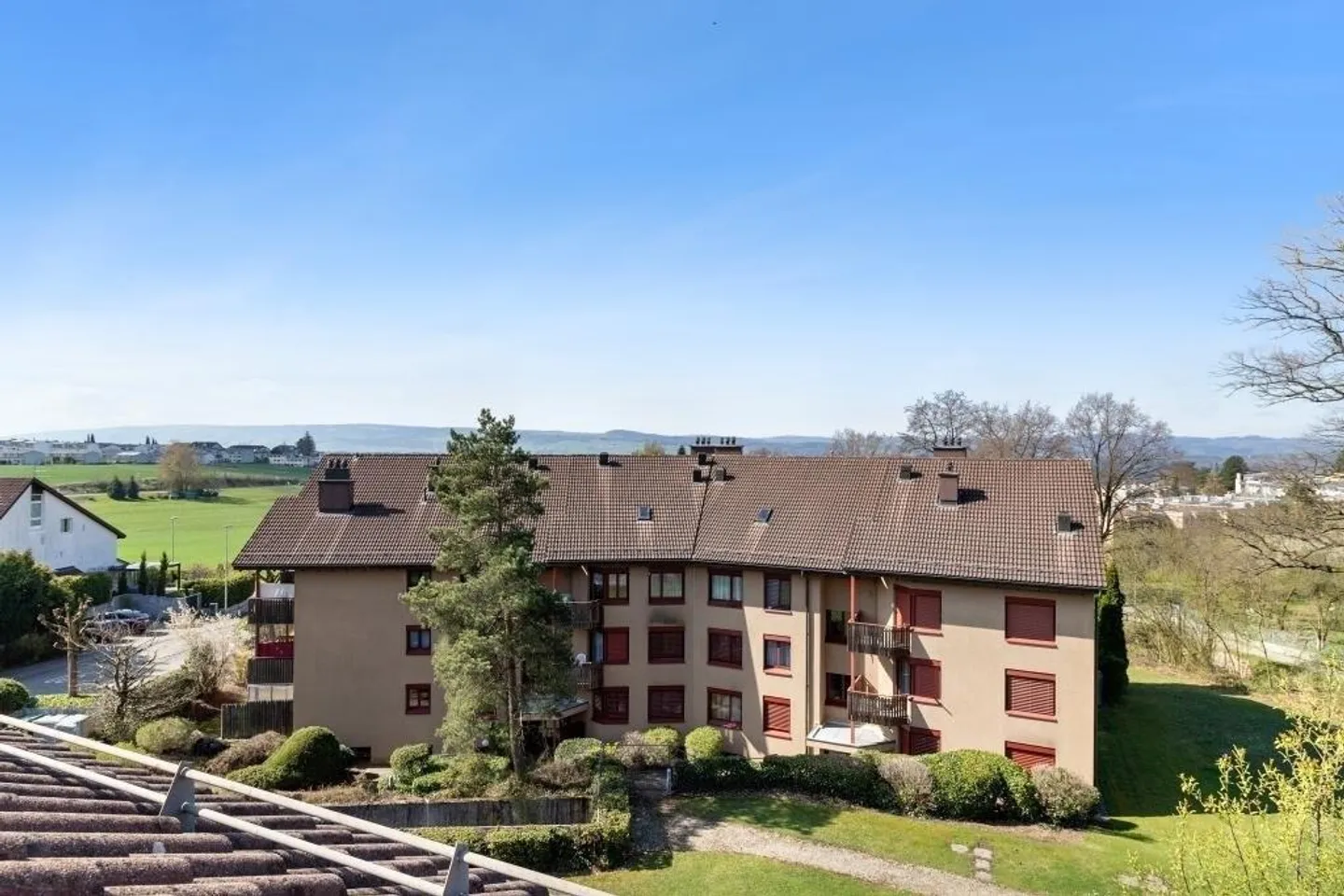 Bella appartamento di 4.5 stanze con balcone in una posizione soleggiata e tranquilla - Foto 1 di 8