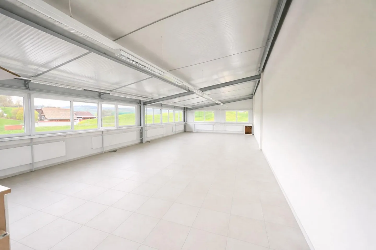 Air-conditioned commercial/office/studio - 70m2 in Weggis [DG-G1] - Photo 4 of 7