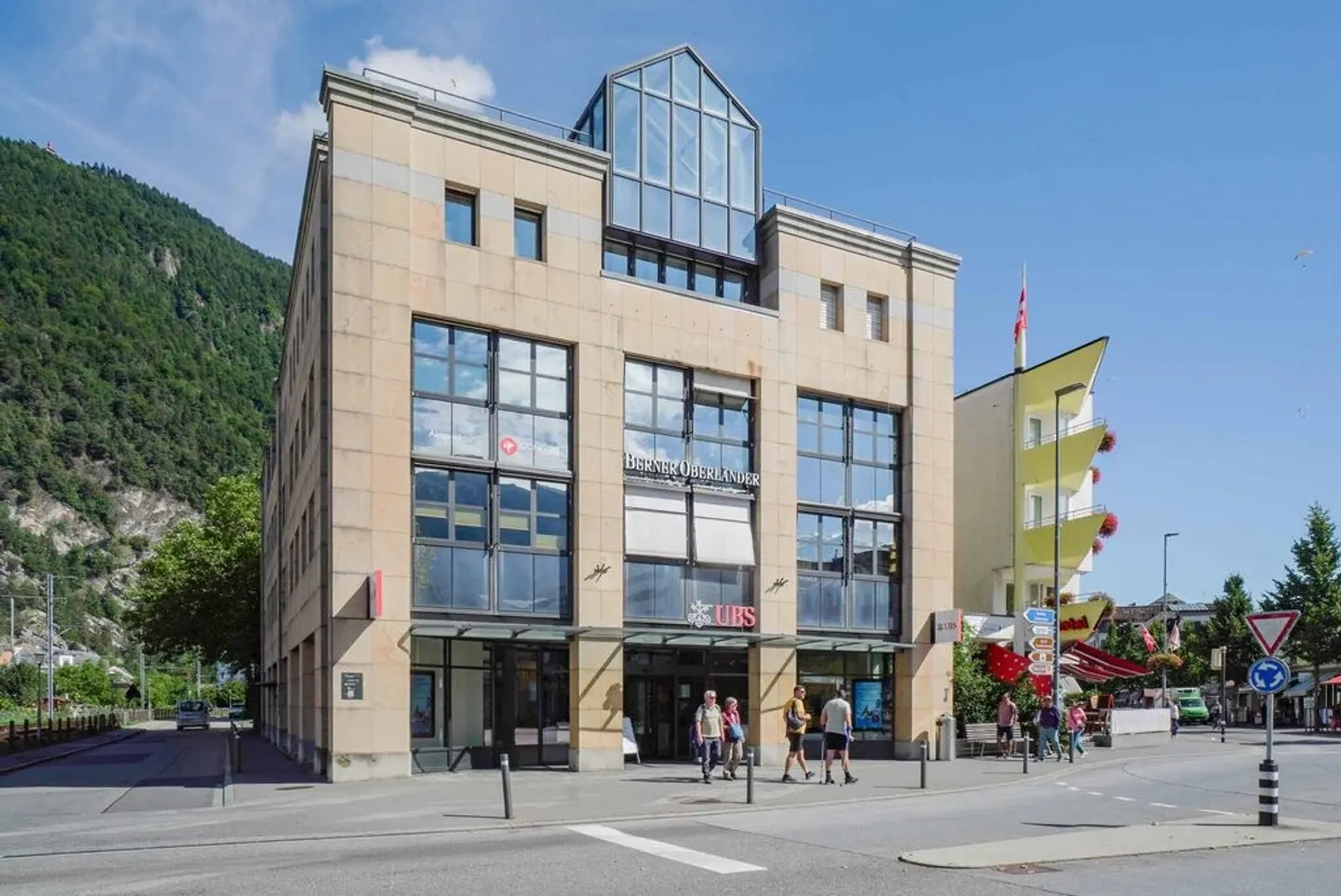 Commercial space in prime location directly next to the train station - Photo 1 of 7